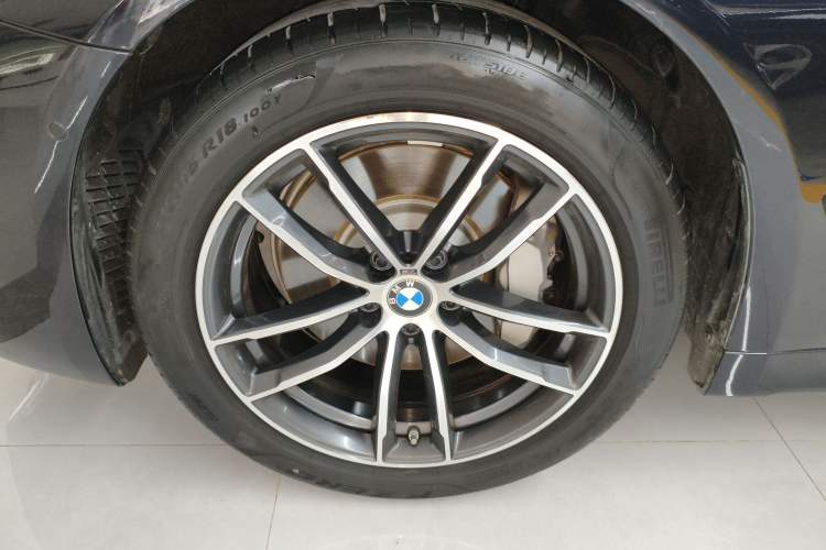 Used BMW 5 Series New Energy 2021 535Le M Sport Package Left Front Wheel Hub