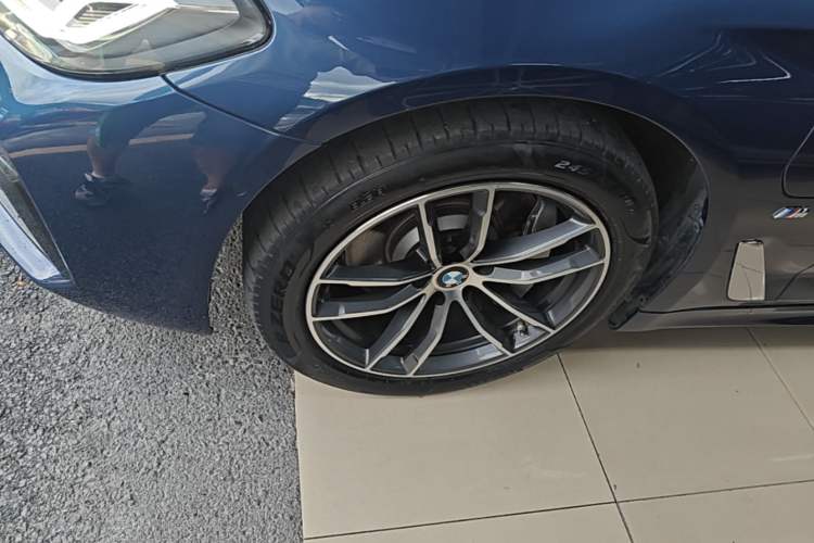 Used BMW 5 Series New Energy 2021 535Le Pioneer Edition M Sport Package Left Front Wheel Hub