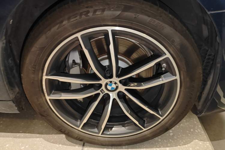 Used BMW 5 Series New Energy 2021 535Le M Sport Package Right Front Wheel Hub