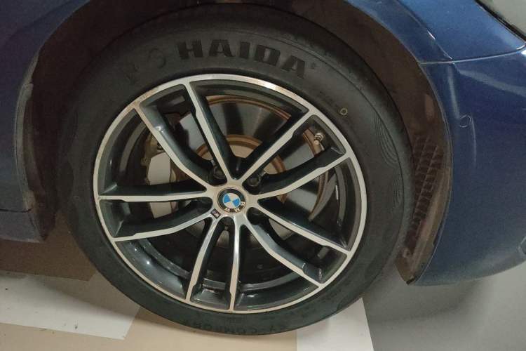 Used BMW 5 Series New Energy 2021 Restyled 535Le M Sport Package Right Front Wheel Hub