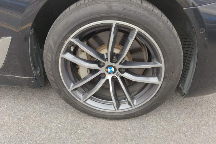 Used BMW 5 Series New Energy 2021 535Le M Sport Package Right Front Wheel Hub