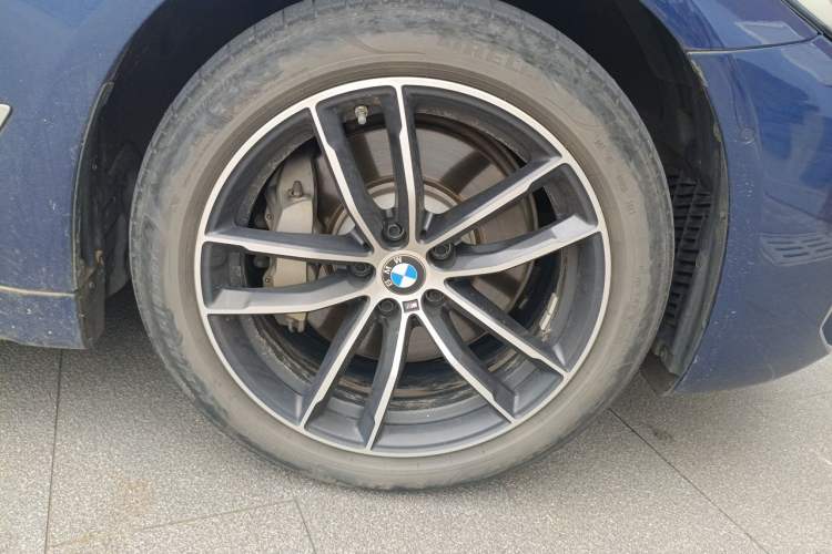 Used BMW 5 Series New Energy 2021 Restyled 535Le Pioneer Edition M Sport Package Right Front Wheel Hub