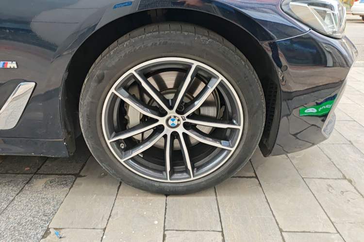 Used BMW 5 Series New Energy 2021 Restyled 535Le Pioneer Edition M Sport Package Right Front Wheel Hub