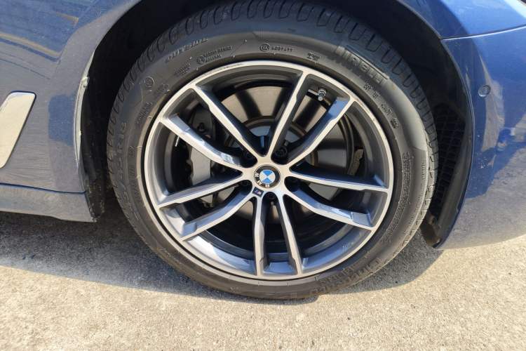 Used BMW 5 Series New Energy 2021 Restyled 535Le M Sport Package Right Front Wheel Hub