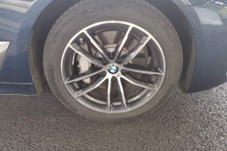 Used BMW 5 Series New Energy 2021 535Le M Sport Package Right Front Wheel Hub