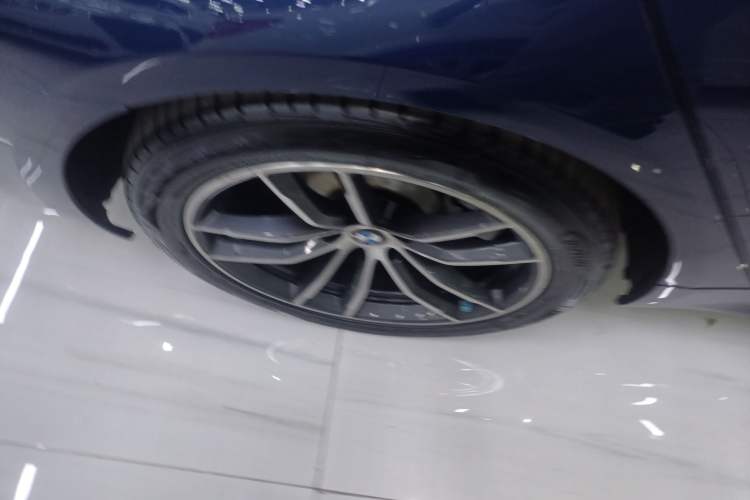 Used BMW 5 Series New Energy 2021 535Le Pioneer Edition M Sport Package Right Rear Wheel Hub