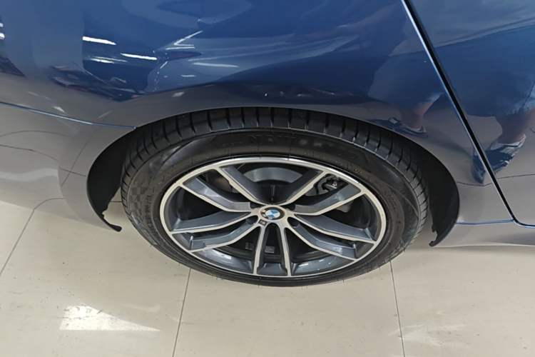 Used BMW 5 Series New Energy 2021 535Le Pioneer Edition M Sport Package Right Rear Wheel Hub