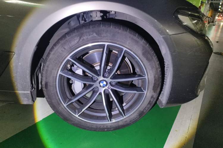 Used BMW 5 Series New Energy 2021 535Le Pioneer Edition M Sport Package Right Front Wheel Hub