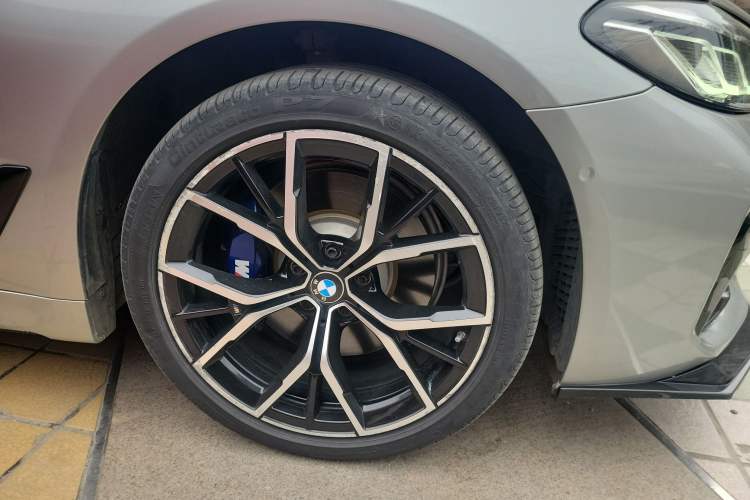 Used BMW 5 Series New Energy 2021 535Le Pioneer Edition M Sport Package Right Front Wheel Hub