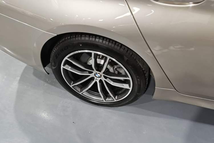 Used BMW 5 Series New Energy 2021 535Le M Sport Package Right Rear Wheel Hub