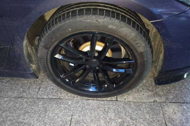 Used BMW 5 Series New Energy 2021 535Le M Sport Package Right Front Wheel Hub