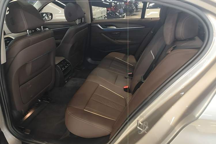 Used BMW 5 Series New Energy 2021 535Le Luxury Package Left Rear Seat