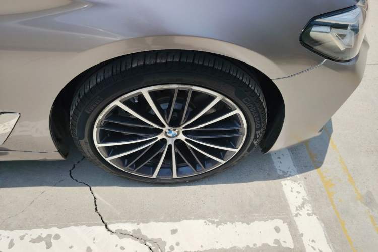 Used BMW 5 Series New Energy 2021 535Le M Sport Package Right Front Wheel Hub