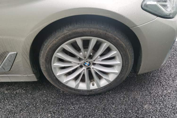 Used BMW 5 Series New Energy 2021 535Le Luxury Package Right Front Wheel Hub
