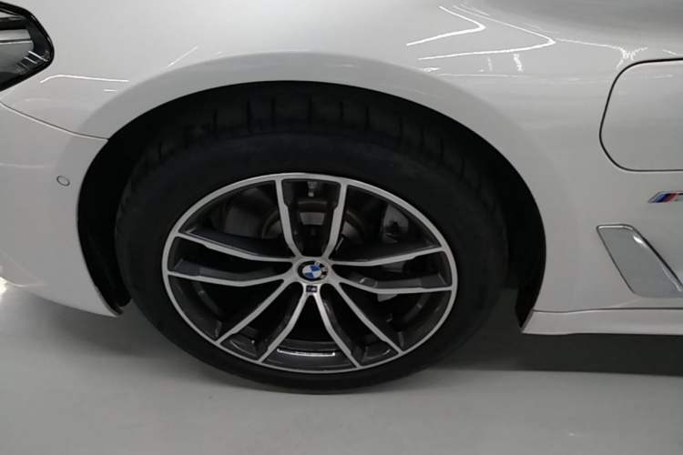Used BMW 5 Series New Energy 2021 535Le Pioneer Edition M Sport Package Left Front Wheel Hub