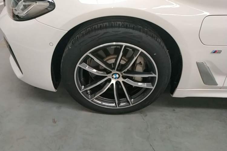 Used BMW 5 Series New Energy 2021 535Le Pioneer Edition M Sport Package Left Front Wheel Hub