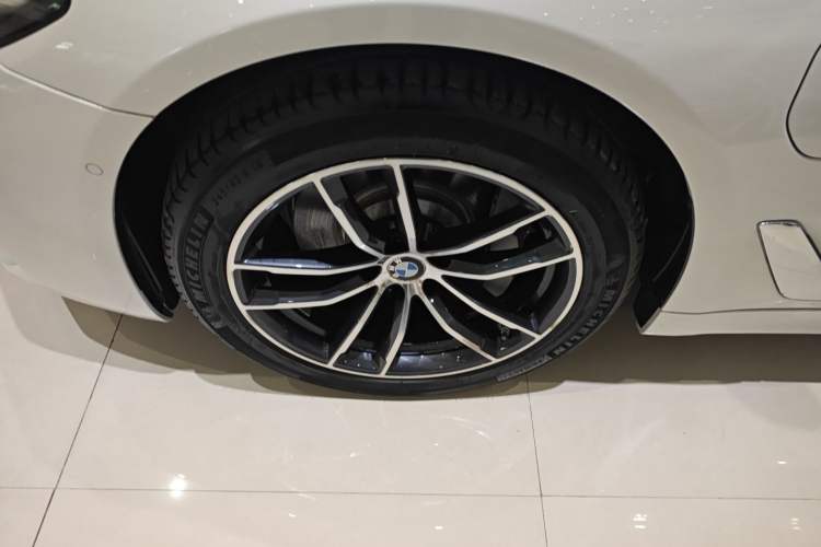 Used BMW 5 Series New Energy 2021 535Le Pioneer Edition M Sport Package Left Front Wheel Hub