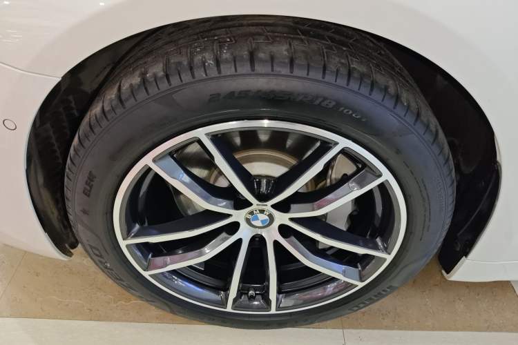 Used BMW 5 Series New Energy 2021 535Le Pioneer Edition M Sport Package Left Front Wheel Hub