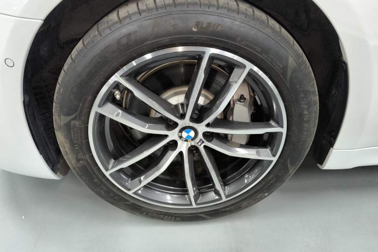 Used BMW 5 Series New Energy 2021 Restyled 535Le Pioneer Edition M Sport Package Left Front Wheel Hub