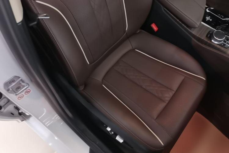 Used BMW 5 Series New Energy 2021 535Le Luxury Package Right Front Seat
