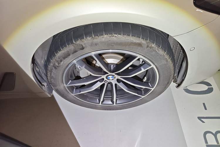 Used BMW 5 Series New Energy 2021 Restyled 535Le Pioneer Edition M Sport Package Right Front Wheel Hub