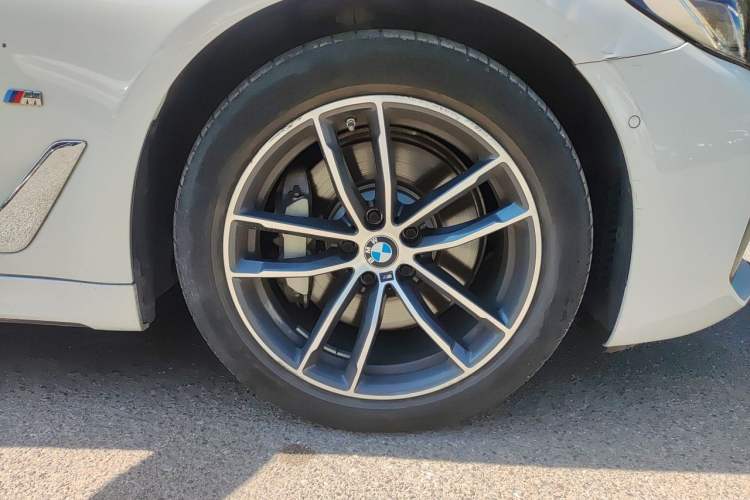 Used BMW 5 Series New Energy 2021 Restyled 535Le Pioneer Edition M Sport Package Right Front Wheel Hub