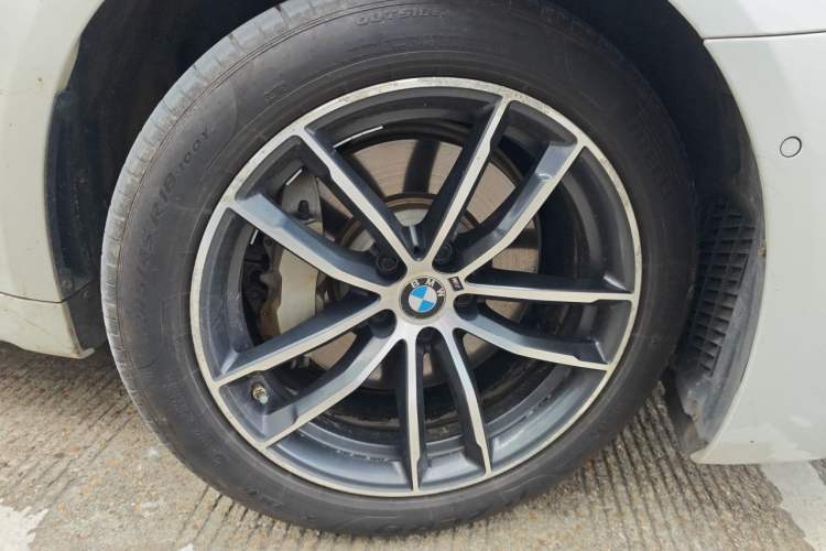 Used BMW 5 Series New Energy 2021 Restyled 535Le Pioneer Edition M Sport Package Right Front Wheel Hub