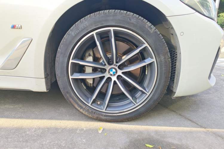 Used BMW 5 Series New Energy 2021 Restyled 535Le M Sport Package Right Front Wheel Hub