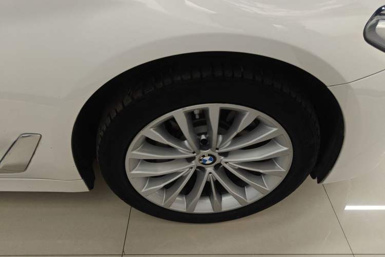 Used BMW 5 Series New Energy 2021 535Le Luxury Package Right Front Wheel Hub