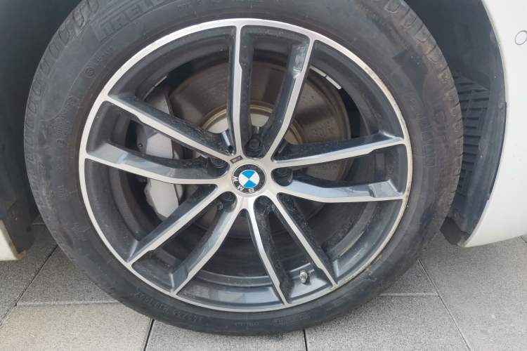 Used BMW 5 Series New Energy 2021 535Le M Sport Package Right Front Wheel Hub