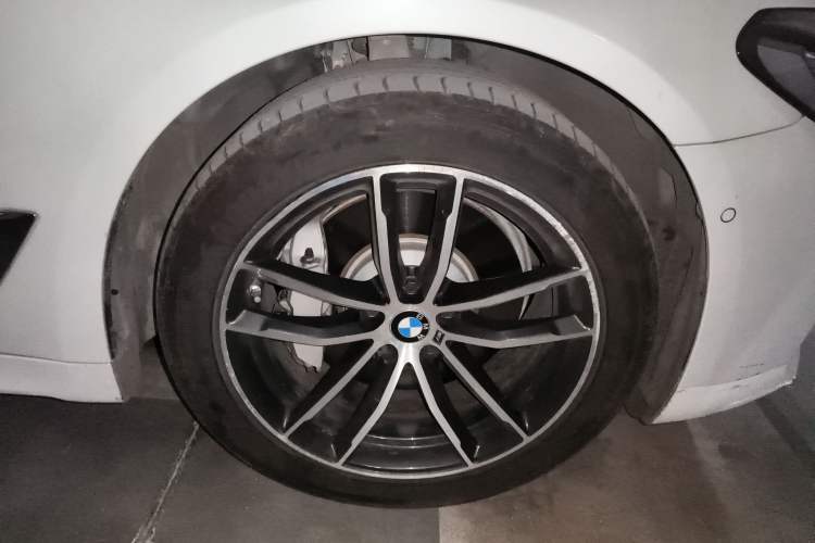 Used BMW 5 Series New Energy 2021 Restyled 535Le Pioneer Edition M Sport Package Right Front Wheel Hub