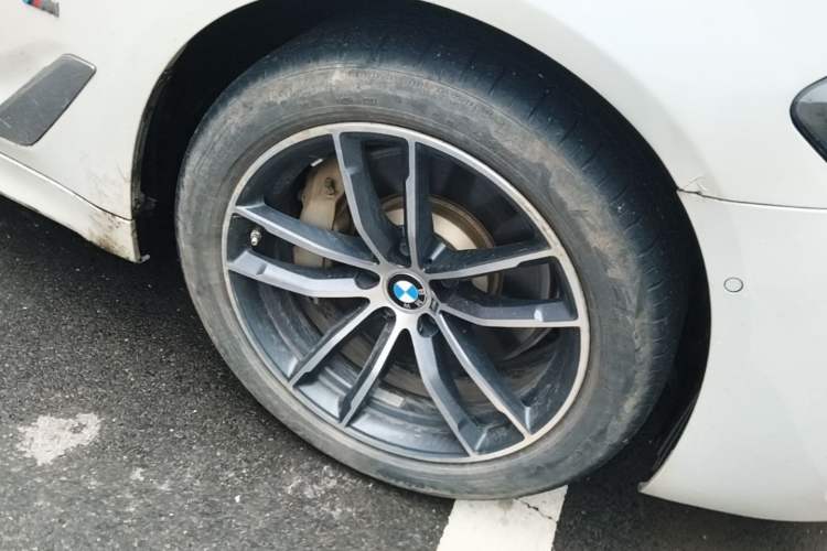 Used BMW 5 Series New Energy 2021 535Le Pioneer Edition M Sport Package Right Front Wheel Hub