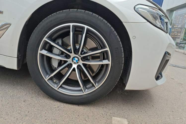 Used BMW 5 Series New Energy 2021 535Le M Sport Package Right Front Wheel Hub
