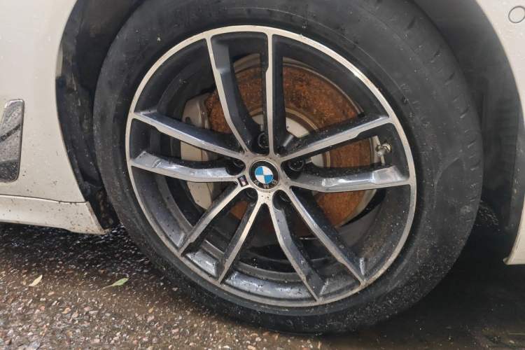 Used BMW 5 Series New Energy 2021 Restyled 535Le M Sport Package Right Front Wheel Hub