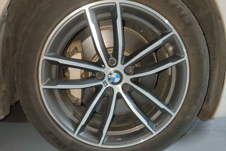 Used BMW 5 Series New Energy 2021 Restyled 535Le M Sport Package Right Front Wheel Hub