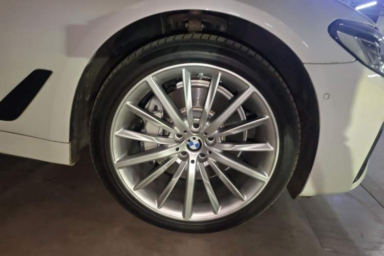 Used BMW 5 Series New Energy 2021 535Le Luxury Package Right Front Wheel Hub