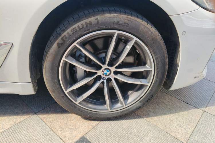 Used BMW 5 Series New Energy 2021 535Le M Sport Package Right Front Wheel Hub