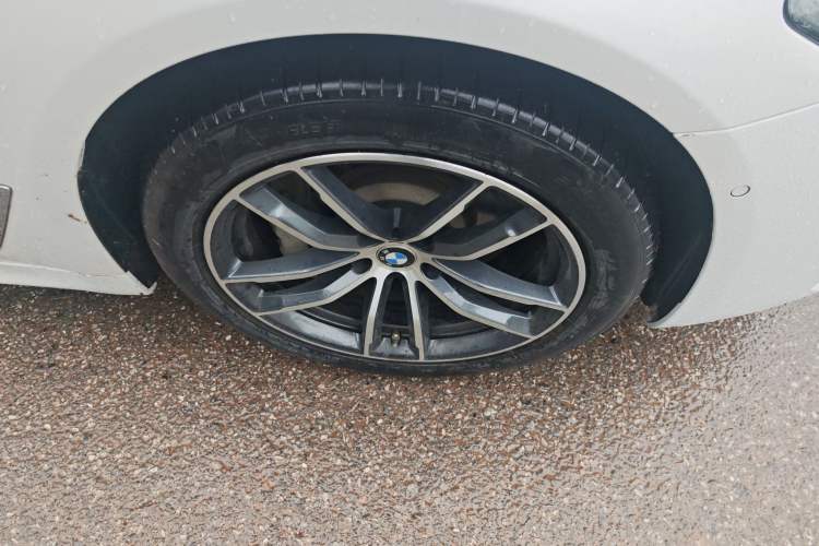 Used BMW 5 Series New Energy 2021 Restyled 535Le Pioneer Edition M Sport Package Right Front Wheel Hub