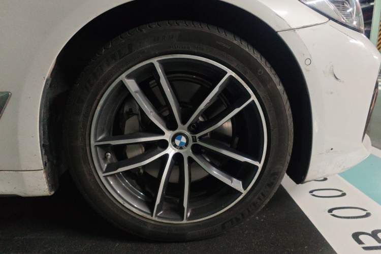 Used BMW 5 Series New Energy 2021 535Le M Sport Package Right Front Wheel Hub