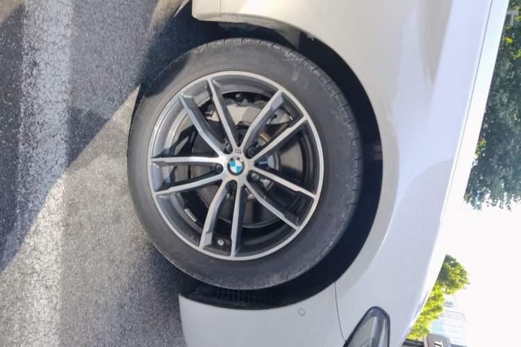 Used BMW 5 Series New Energy 2021 535Le M Sport Package Right Front Wheel Hub