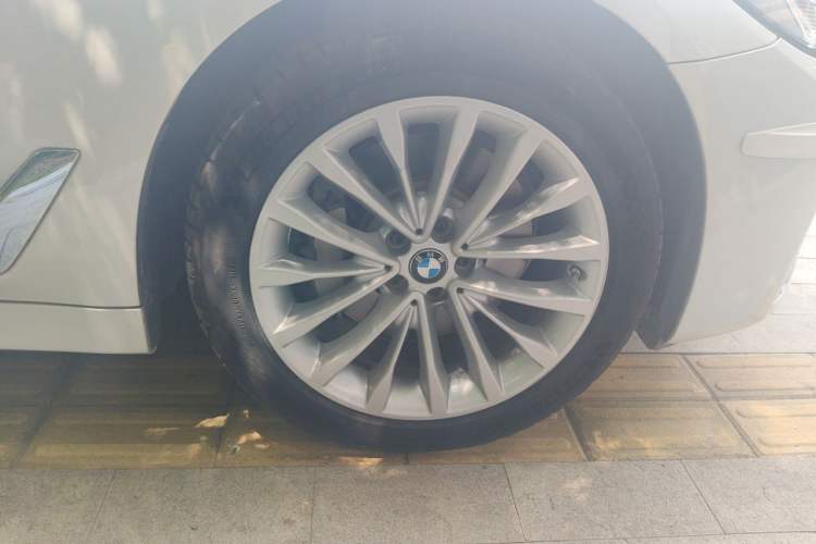 Used BMW 5 Series New Energy 2021 535Le Luxury Package Right Front Wheel Hub