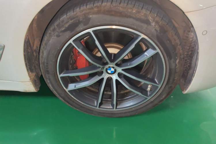 Used BMW 5 Series New Energy 2021 535Le M Sport Package Right Front Wheel Hub