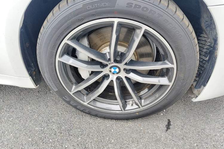 Used BMW 5 Series New Energy 2021 535Le M Sport Package Right Front Wheel Hub