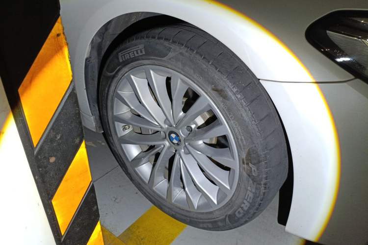 Used BMW 5 Series New Energy 2021 Updated 535Le Luxury Package Right Front Wheel Hub