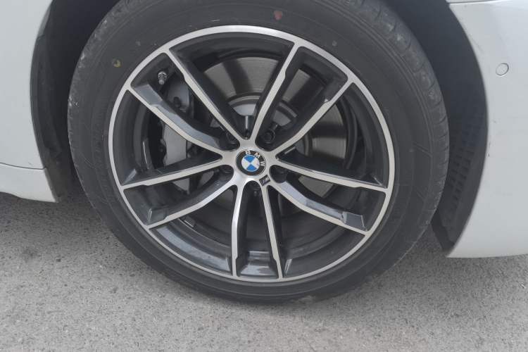 Used BMW 5 Series New Energy 2021 535Le Pioneer Edition M Sport Package Right Front Wheel Hub