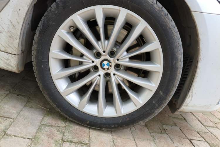 Used BMW 5 Series New Energy 2021 535Le Luxury Package Right Front Wheel Hub