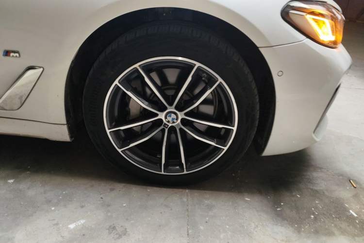Used BMW 5 Series New Energy 2021 535Le Pioneer Edition M Sport Package Right Front Wheel Hub