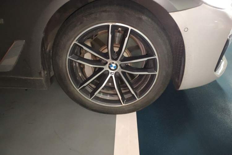 Used BMW 5 Series New Energy 2021 Restyled 535Le M Sport Package Right Front Wheel Hub