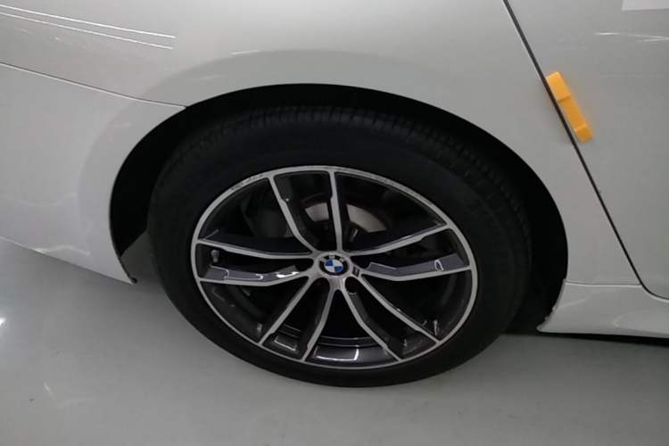 Used BMW 5 Series New Energy 2021 535Le Pioneer Edition M Sport Package Right Rear Wheel Hub