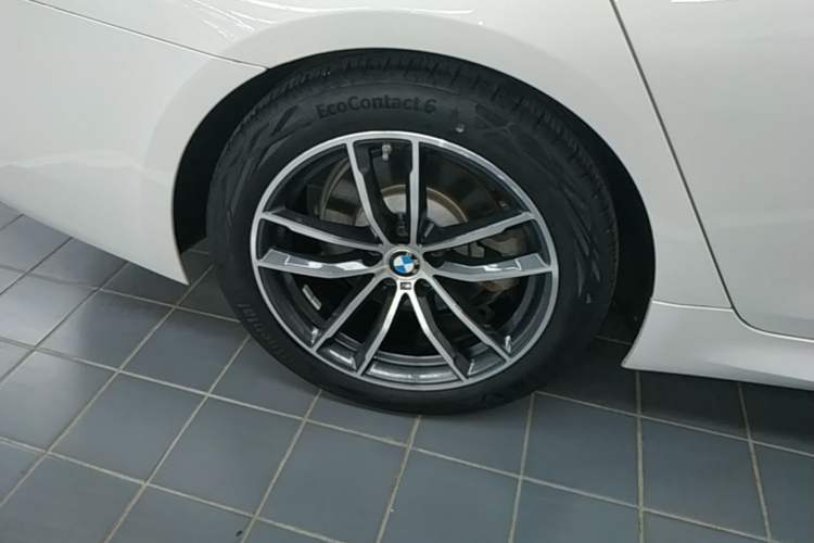 Used BMW 5 Series New Energy 2021 535Le Pioneer Edition M Sport Package Right Rear Wheel Hub